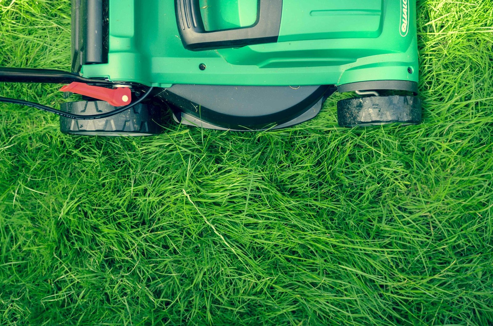 Comparison table of three lawn mowers: Husqvarna Automower 430X, YARDMAX Gas Lawn Mower, and Greenworks Dethatcher, detailing features and best uses.